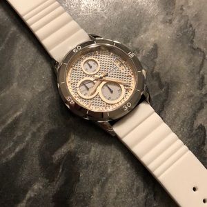 White Fossil Watch (Holiday sale! ☃️❄️🌲)